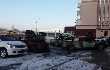 В Киеве на парковке сгорели 5 автомобилей