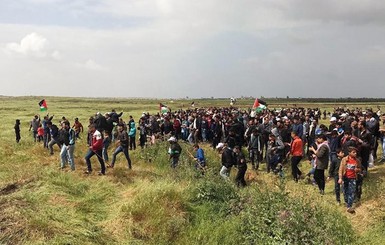 Число погибших палестинцев после израильского расстрела демонстрации возросло до 17 человек 