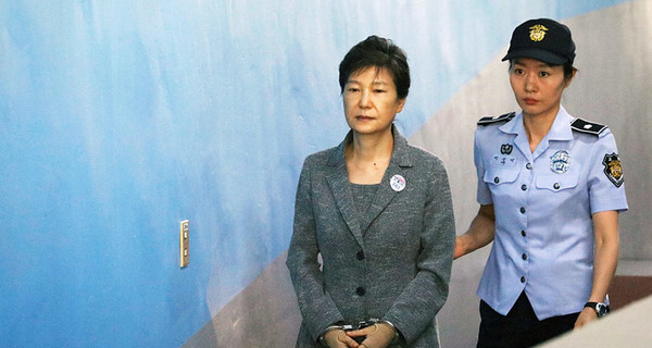 Экс-президент Южной Кореи получила 24 года тюрьмы за коррупцию 