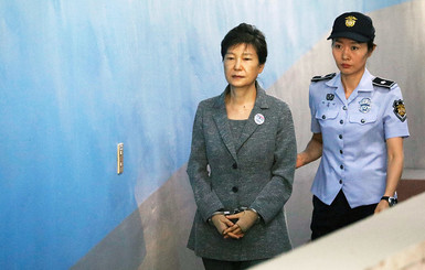 Экс-президент Южной Кореи получила 24 года тюрьмы за коррупцию 