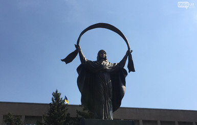 В Кривом Роге на месте декоммунизированного Ленина установили статую Девы Марии 