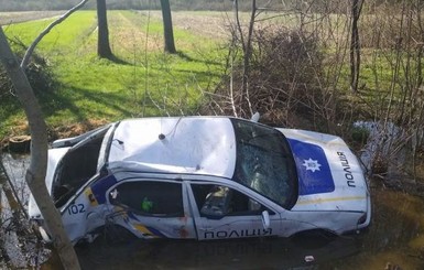 На Закарпатье трое полицейских разбили служебную иномарку