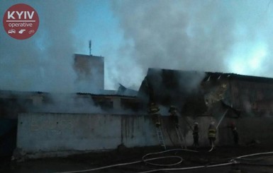 В Киеве в Днепровском районе горит склад: огонь может распространиться на другие дома