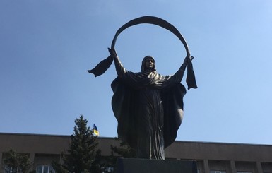 В Кривом Роге вместо памятника Ленину установили статую Богородицы