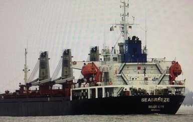 Суд арестовал российское судно, незаконно добывающее песок в Крыму