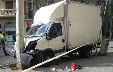 В Барселоне грузовик врезался в толпу людей