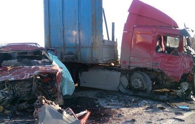 В России микроавтобус врезался в грузовик, погибли восемь человек