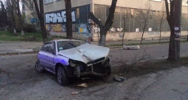 В Киеве пьяный водитель снес остановку и два дерева