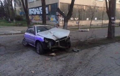 В Киеве пьяный водитель снес остановку и два дерева
