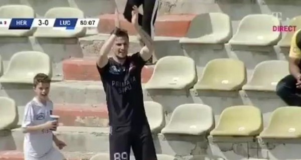 Румынский футболист забрался на пустую трибуну и похлопал сам себе