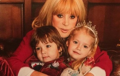 Маленькие дети Пугачевой трогательно поздравили маму с днем рождения