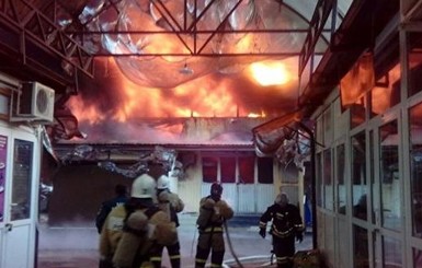 В России вспыхнул крупный пожар на центральном рынке