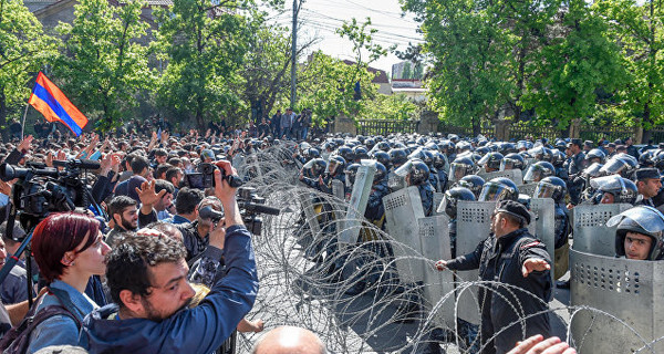 В Армении полиция готовится разогнать демонстрантов, их лидер попал в больницу