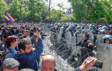 В Армении полиция готовится разогнать демонстрантов, их лидер попал в больницу