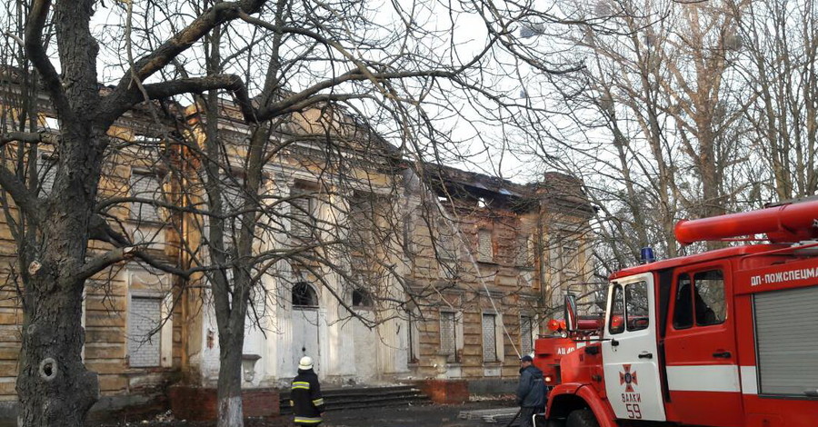 В Харьковской области загорелась старинная усадьба 