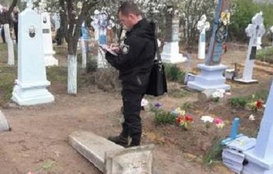 В Одесской области 3-летнюю девочку прибило могильной плитой