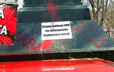 В Киеве облили краской памятник генералу Ватутину