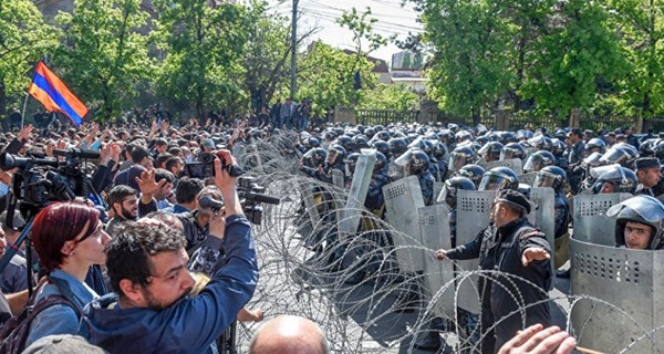 В Ереване 46 человек после уличных столкновений попали в больницу