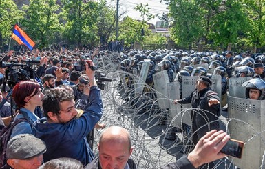 В Ереване 46 человек после уличных столкновений попали в больницу