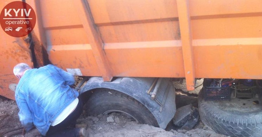 В Киеве под асфальт колесом провалился мусоровоз