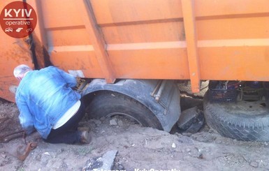 В Киеве под асфальт колесом провалился мусоровоз