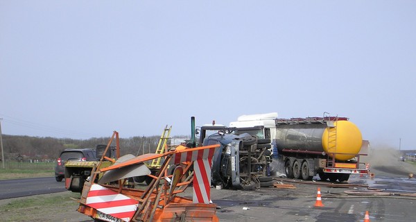 В Черкасской области бензовоз снес бригаду дорожных рабочих