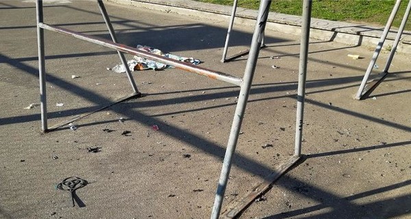 В Киеве на площадке у многоэтажки прогремел взрыв