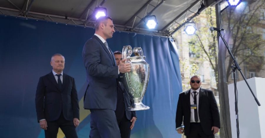 Кличко принял участие в церемонии передачи кубков Лиги чемпионов УЕФА