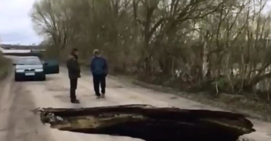 В Сумской области под землю ушел участок дороги