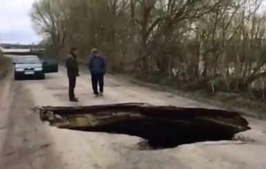В Сумской области под землю ушел участок дороги