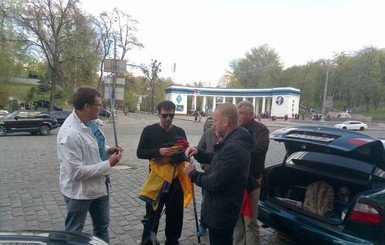 Участники автопробега к дому Порошенко попали под яичный 