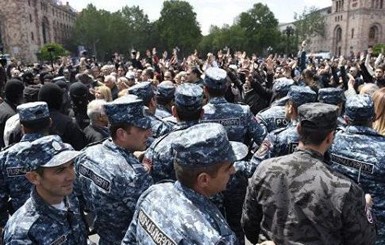 В Ереване задержали уже около 190 человек