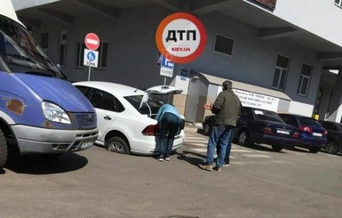 На парковке в Киеве автомобиль провалился под землю