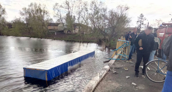 В Черниговской области фура сбила велосипедистку и слетела с моста в реку