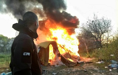 Националисты из С-14 сожгли лагерь ромов в Киеве