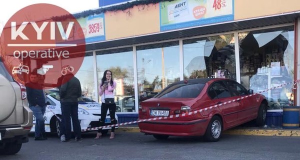 В Киеве женщина на BMW протаранила 4 машины и витрину магазина 