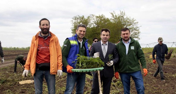 Киевлянин сажает деревья, чтобы остановить глобальное потепление
