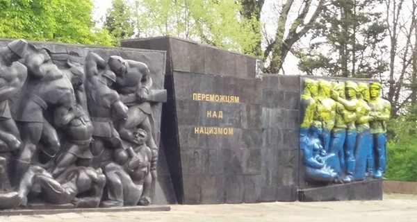 Монумент Славы во Львове сносят накануне Дня Победы