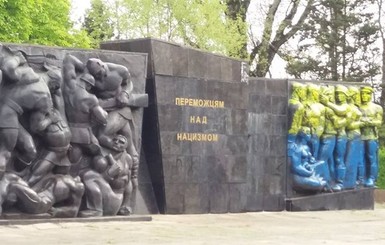 Монумент Славы во Львове сносят накануне Дня Победы