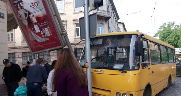Во Львове маршрутка с пассажирами снесла рекламный щит