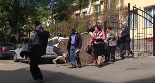 В Киеве члены С14 облили кефиром социалистку Наталью Витренко