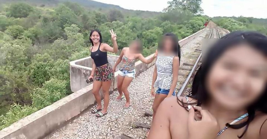 В Бразилии под девушками обвалился мост во время селфи