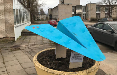 В России школьники установили памятник Telegram, а просили деньги на компьютер