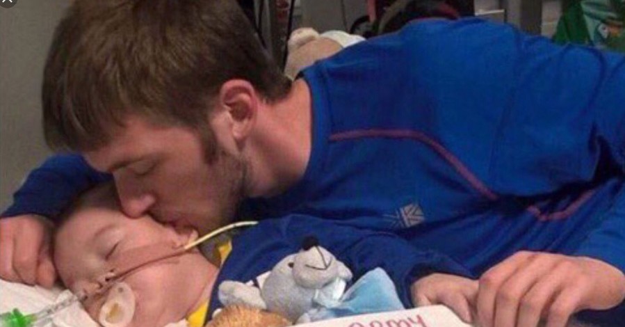 В Британии умер ребенок, которого суд решил отключить от аппарата искусственного дыхания