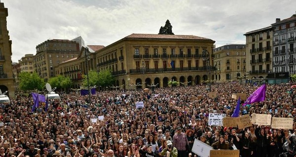 Тысячи испанцев устроили протесты из-за решения суда по делу об изнасиловании