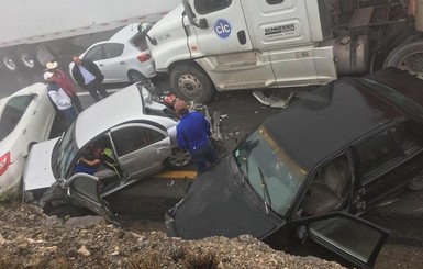 В Мексике 50 автомобилей столкнулись в одной аварии
