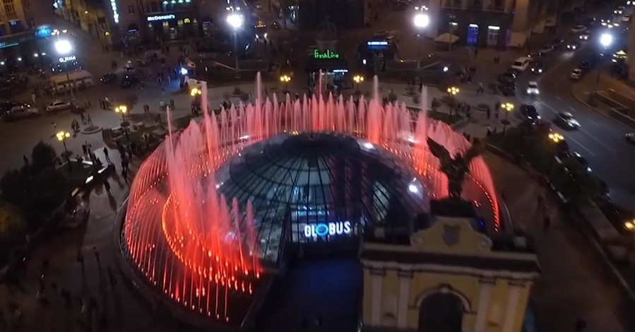 В Киеве протестировали свето-музыкальные фонтаны