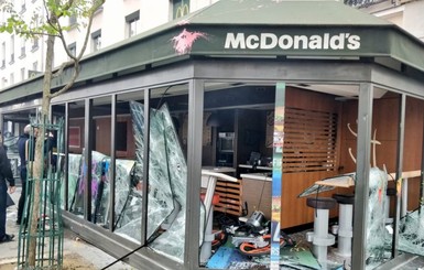 Париж 1 мая: анархисты подожгли машины и разгромили McDonalds