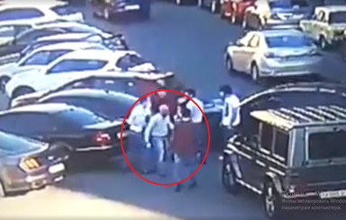 Полное видео драки с Найемом: депутата толкали пять человек