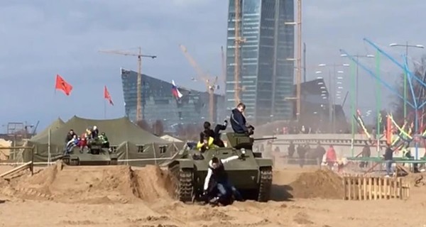В Санкт-Петербурге танк наехал на посетителей фестиваля